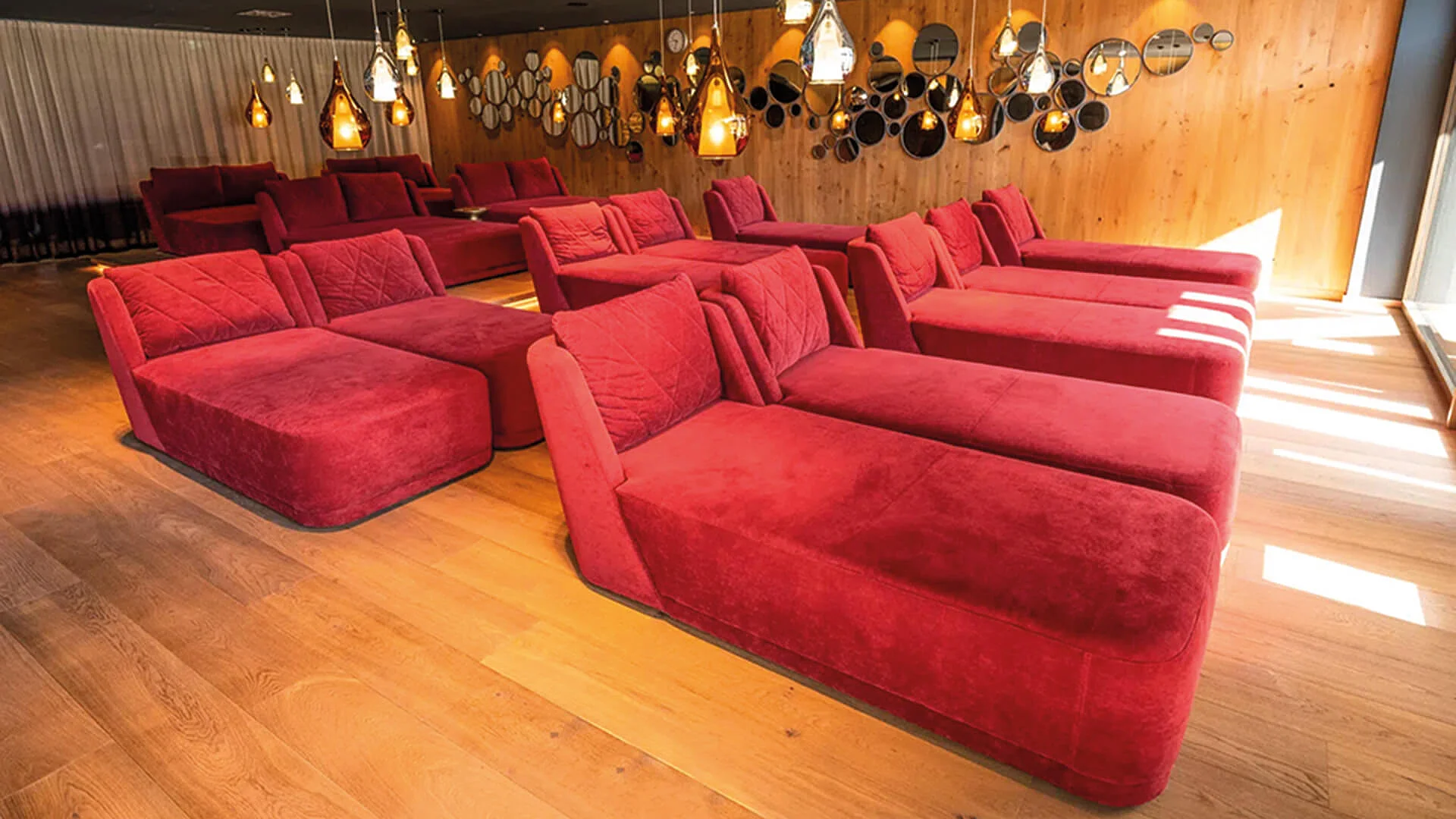 Mit der wandelbaren Chaiselongue Illure erhalten Ihre Räumlichkeiten loungiges Flair, Foto: Harald Eisenberger