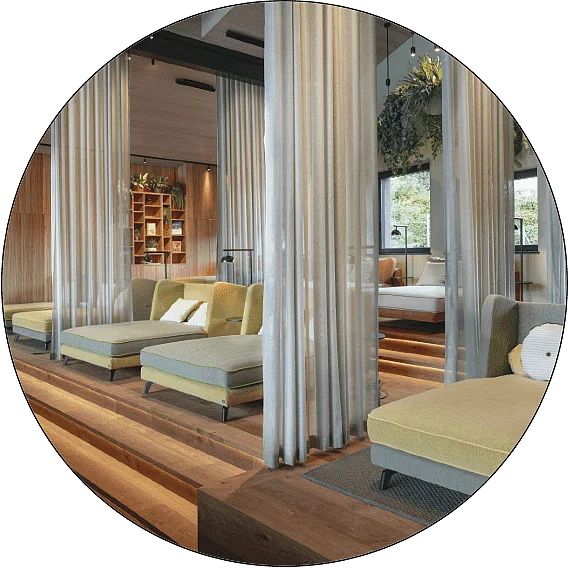 Illure Chaiselongues im Wellnessbereich des Hotel Post am See