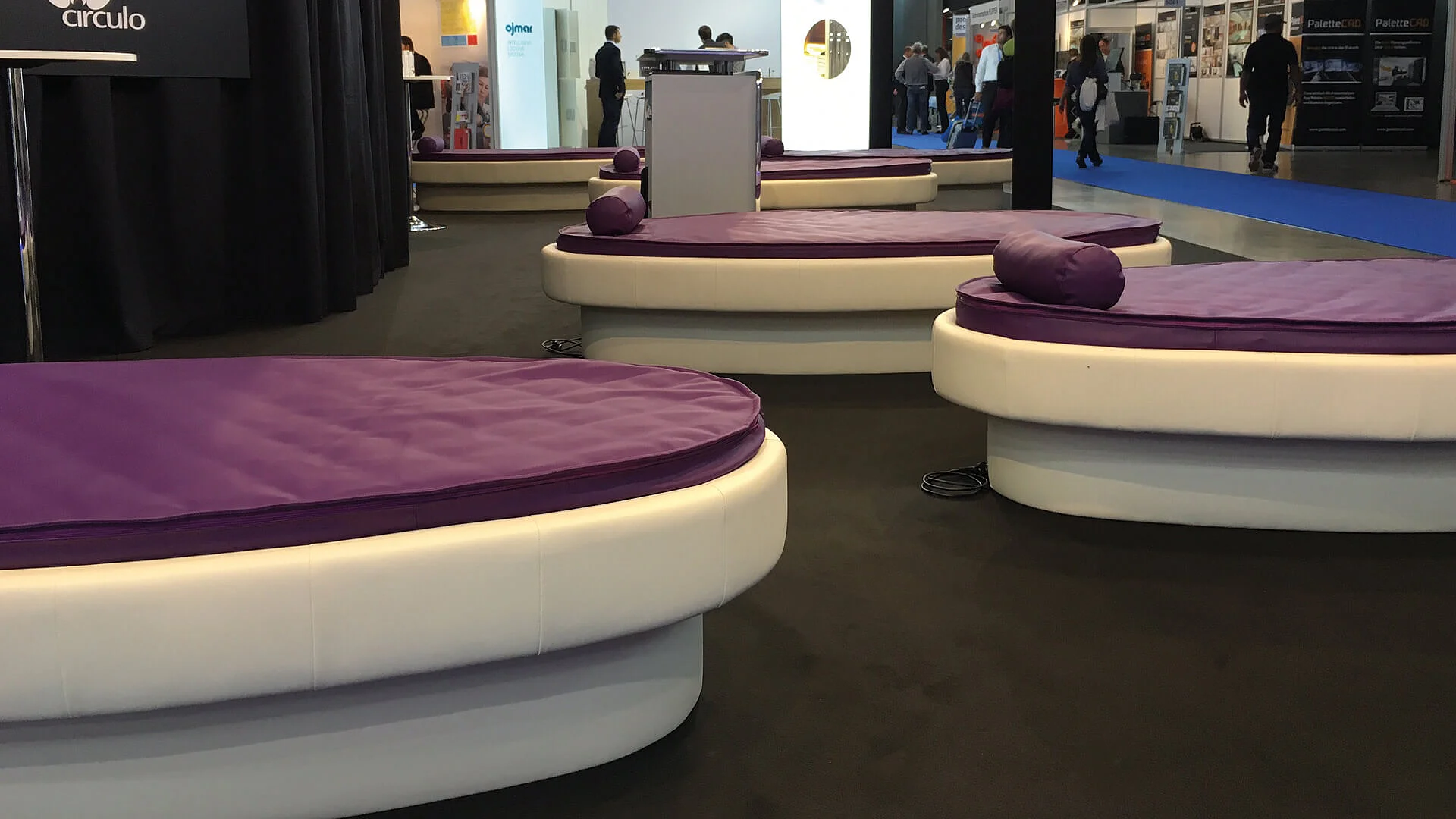 Präsentation der ovalen Wellnessliegen ITW Circulo bei der Messe „Alles für den Gast“