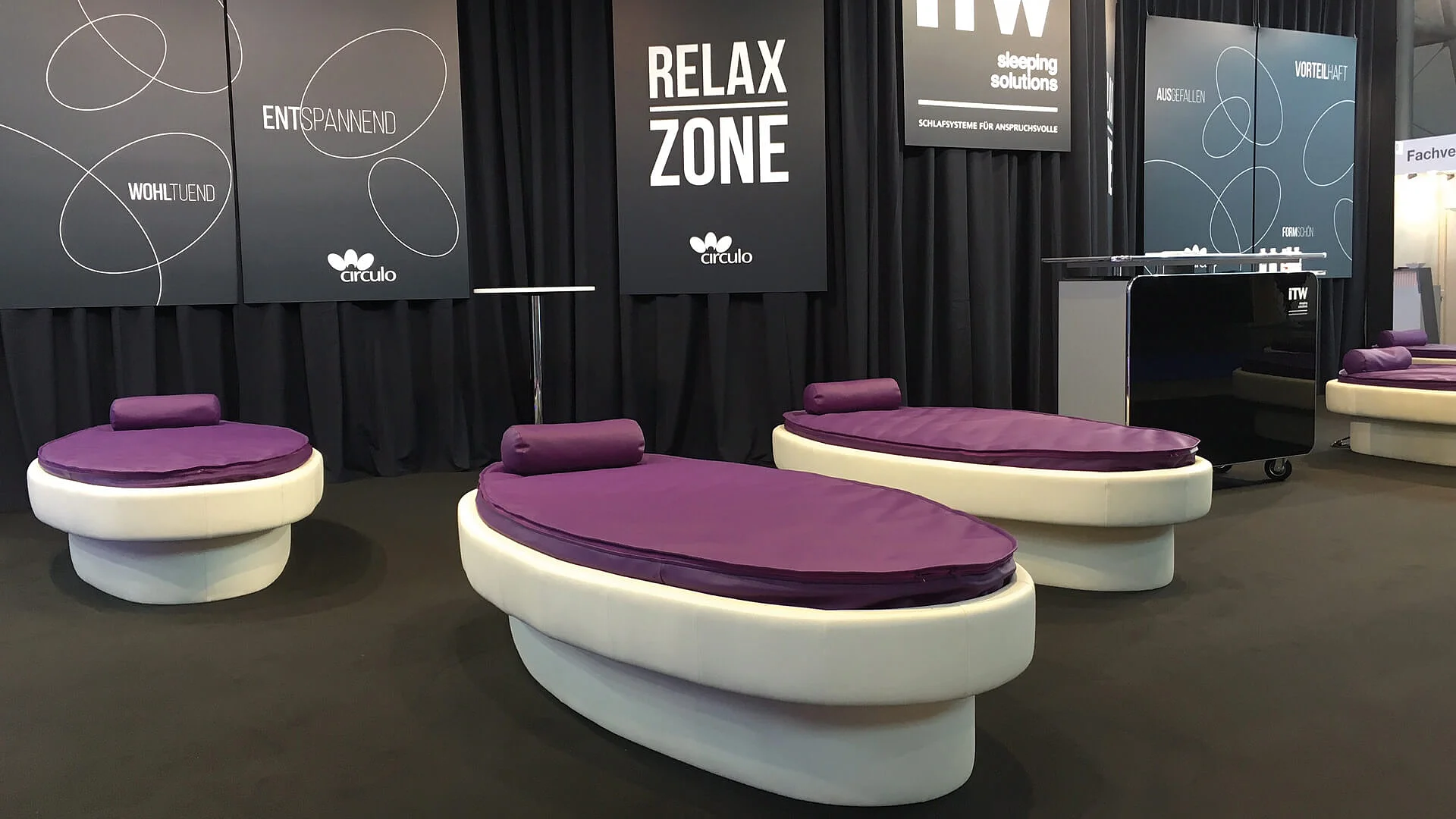 Präsentation der ovalen Wellnessliegen ITW Circulo bei der Messe „Alles für den Gast“